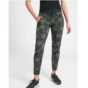 Athleta Trekkie North Printed Jogger Terra Firma Olive Size 8